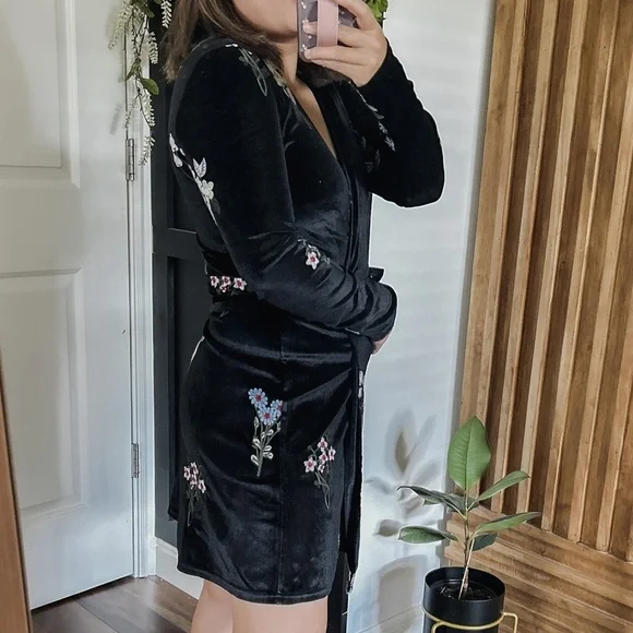 Stradivarius Floral Embroidered Wrap Dress. Size S - Picture 11 of 12